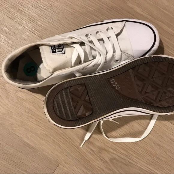 NWT-Converse Classic White LOW -Tops - Picture 3 of 4